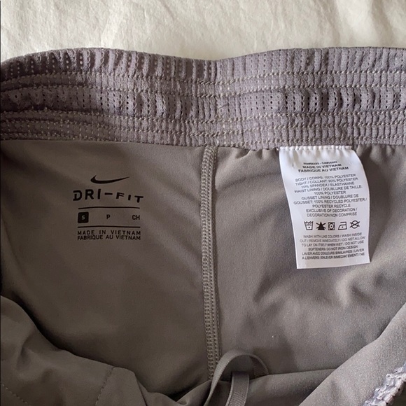 Brand new, never worn Nike shorts, size small. - Picture 4 of 5